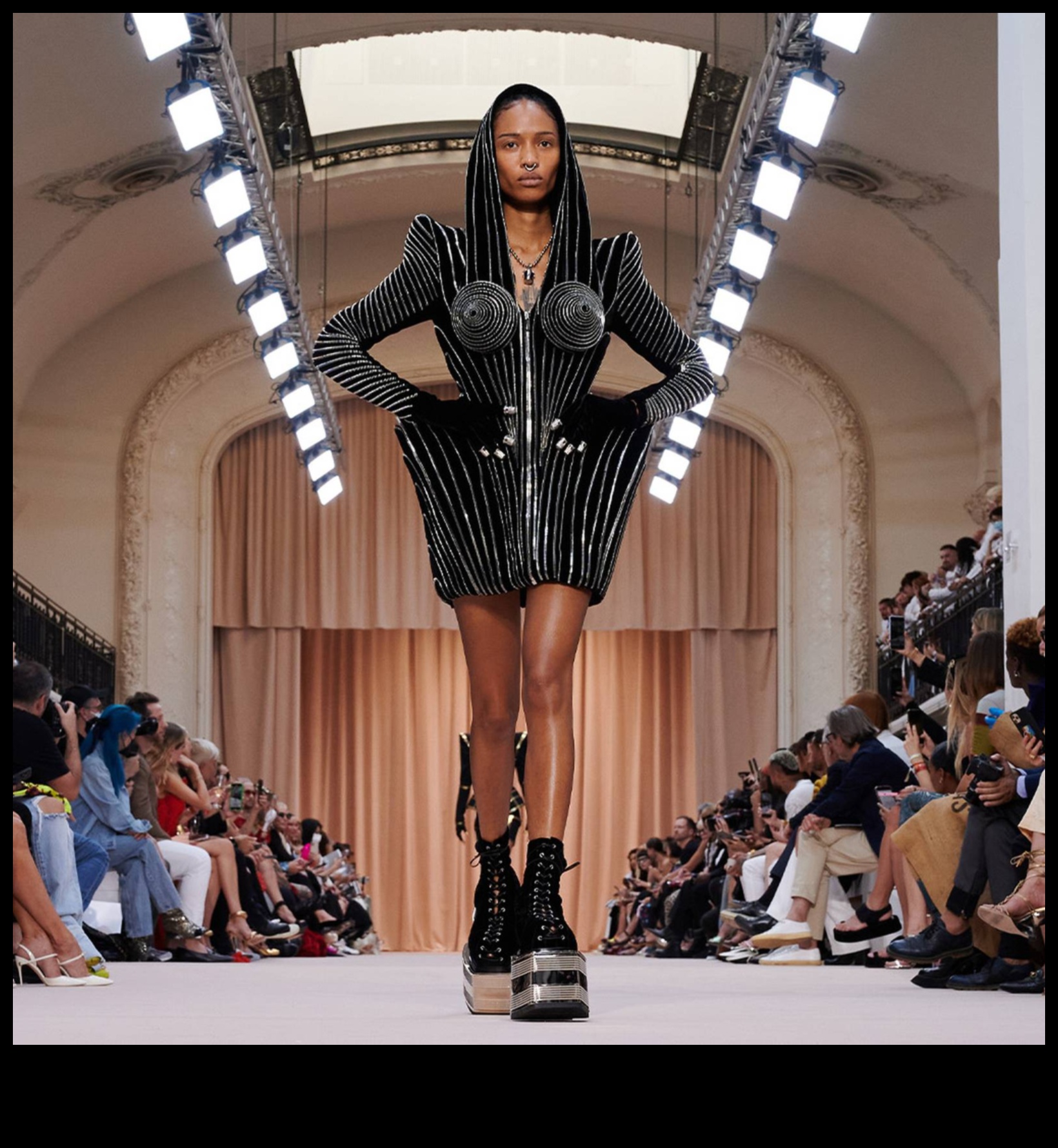 Μοντέρνες τάσεις σύγχρονης ραπτικής της Marvels που αναδιαμορφώνουν τη βιομηχανία της μόδας 4 Modern Marvels: Contemporary Couture Trends